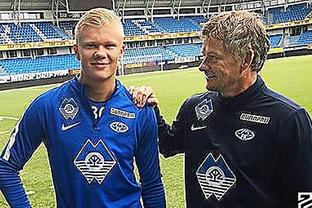 梦幻联动！T1四人组造访拜仁主场，领取印有自己名字的拜仁队服