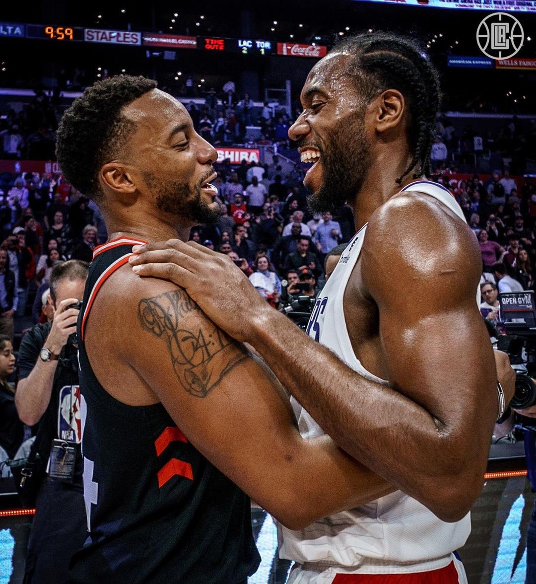 篮球篮网球迷为球队送上支持横幅（篮网球迷举起横幅为球队助威）