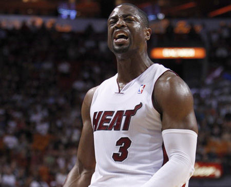 欧文突破防守助攻制胜（欧文强突妙传送出制胜助攻）