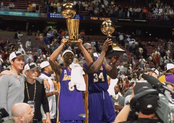 前锋连续两轮破门，全队士气高涨（前锋连场建功，球队士气飙升）